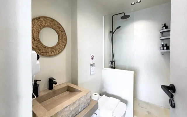 The Pyramids Horizon Studio w/ Bathtub