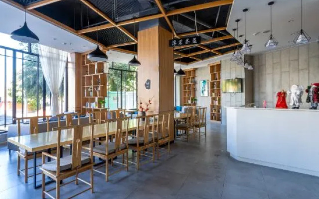 Danzhou Guanlan Shangpin International Hotel