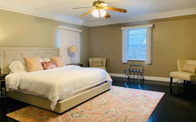 Spacious Luxury home, 5 min to Detroit golf club/ 4 car free parking!