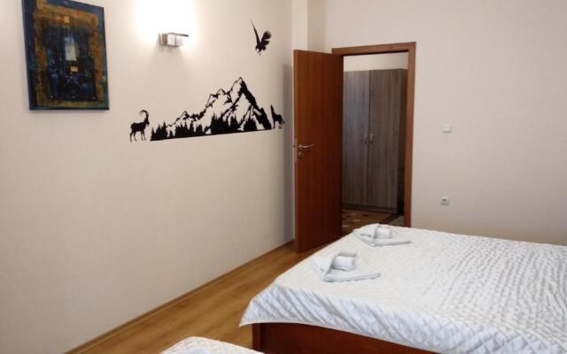 Pine Tree Apartment 3 - B3