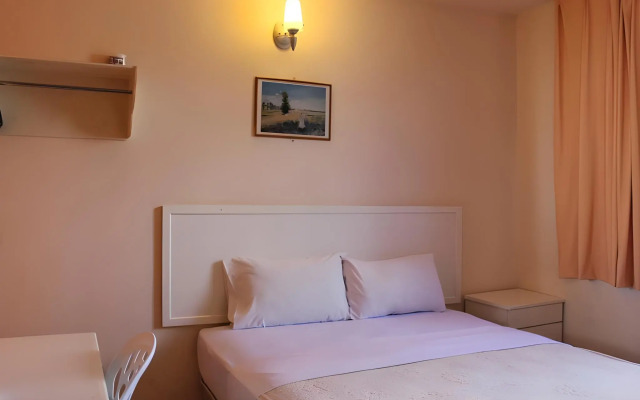 Victoria Hotel and Hostel