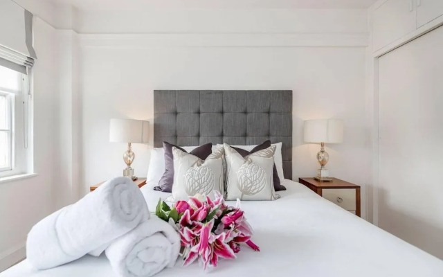 Bright Two Bedroom Apartment in Chelsea 43