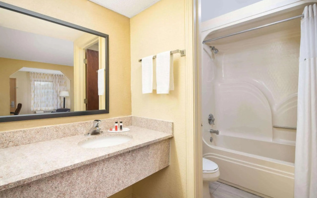 Historic Whispering Woods Hotel & Conference Center