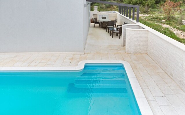 A Modern, 3-bedroom House in Vodice With a Swimming Pool and Wifi 800m