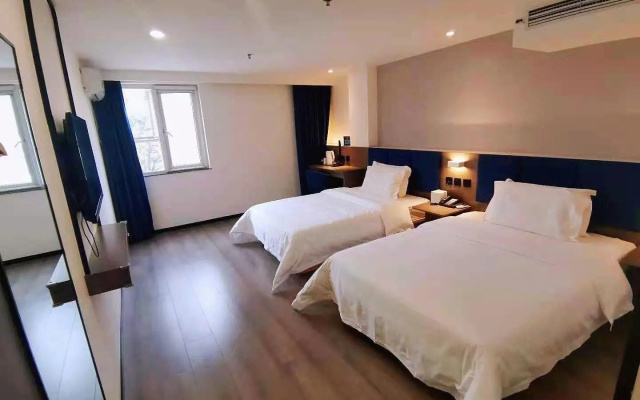 7 days superior hotel (Beijing Sanlitun Tuanjiehu metro station store) – Guest Rooms – Beijing
