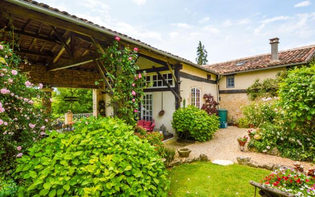 Cozy Holiday Home in La Foret-de-tessé With Private Pool