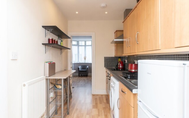 Spacious 2 Bed Southville Flat Near Harbourside