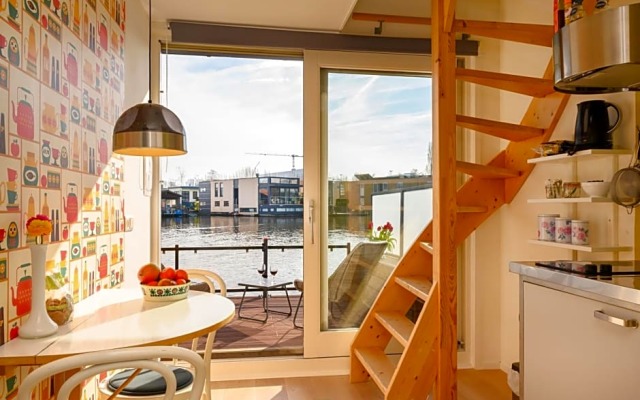 Houseboat studio with canalview and free bikes