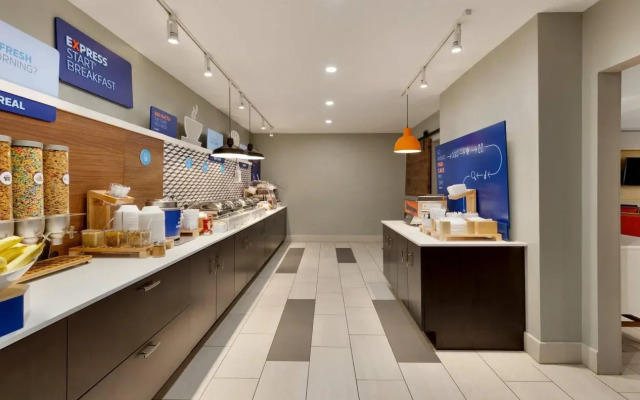 Holiday Inn Express & Suites Shawnee by IHG