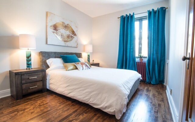 MTLVacationrentals-The MTLVR Kisses