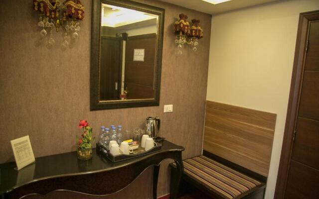 Queen's Suite Hotel
