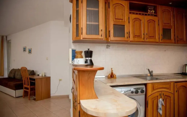 Convenient 1-Bedroom Flat next to Harmanite Beach