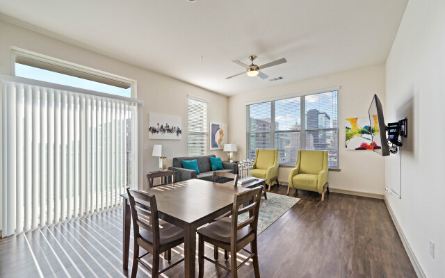 Elegant, Recently Upgraded Apt – Downtown Location
