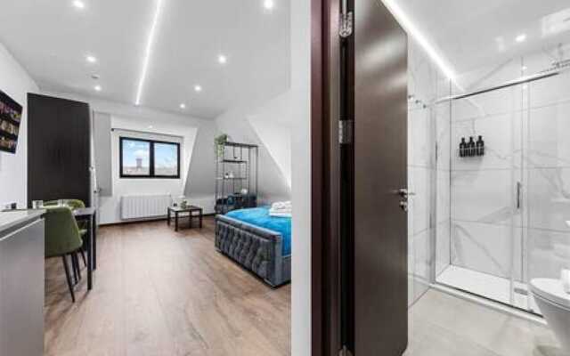 Luxury Spacious 2 Person Suite in North London