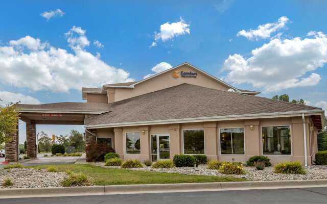 Comfort Inn & Suites Diamondale – Lansing