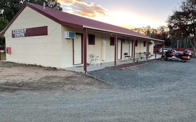 Outback Quarters- Motel Hay