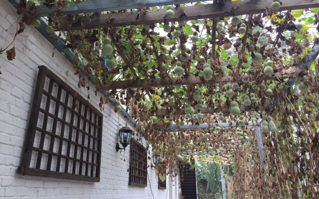Manhong's Private Courtyard