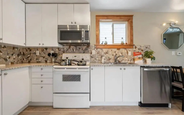 Triceratops Landing I Fire Place I Games I Netflix