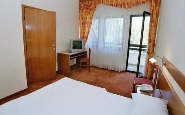 Ada Hotel