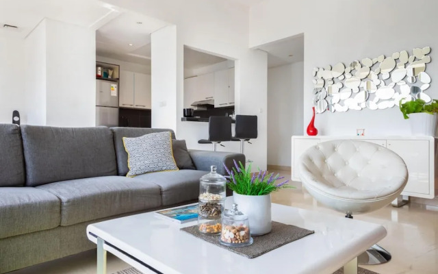 Big Bright Luxury Marina View Apt Near Beach