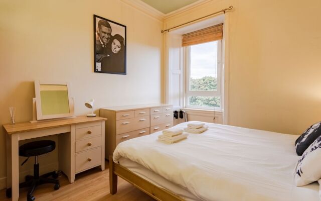 1 Bedroom Apartment Overlooking Park