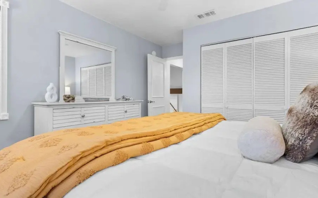 Spacious Family-friendly Retreat Beach Walkable