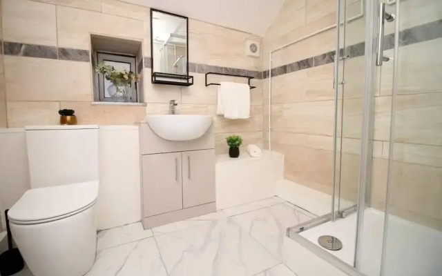 Comfortable 5-bedroom Home Free Parking