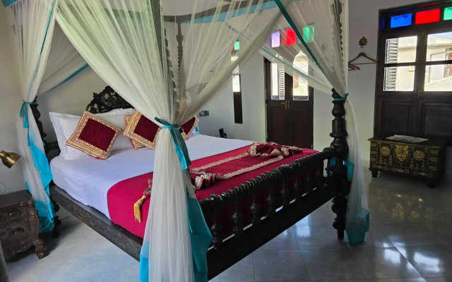 Dhow Palace Hotel