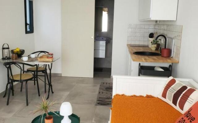 Charmant studio moderne avec extérieur