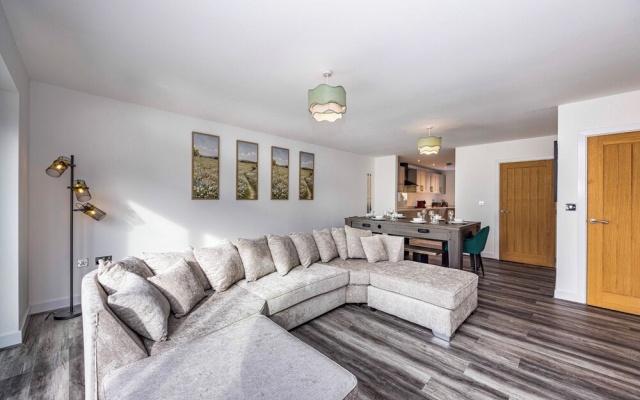 4 Riverside Mews