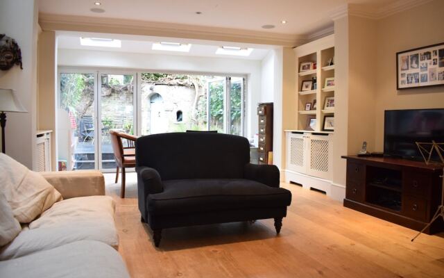 4 Bedroom Family House in Shepherd's Bush