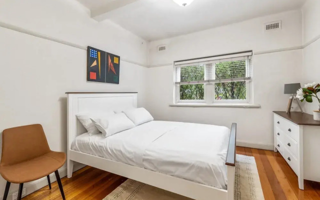 Charming 2-bed Apartment With Fireplace & Parking