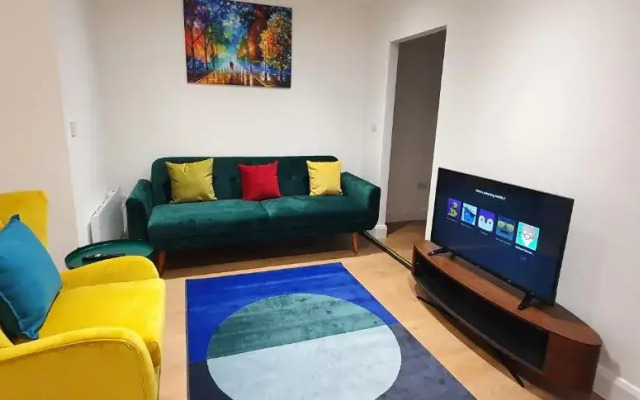 Garland Stylish Apartment 2 In Greater London