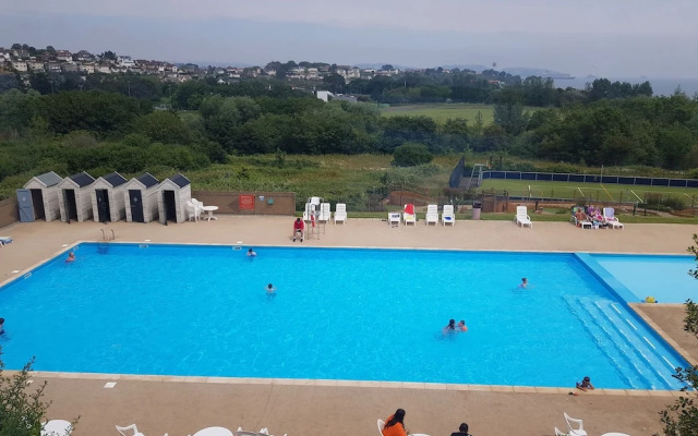 2br-pool-garden-parking-wifi-sleeps6