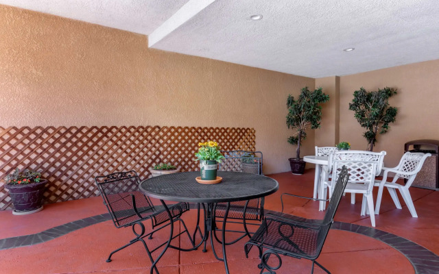 Comfort Suites Visalia Convention Center