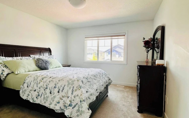 Modern 3BR Home Edmonton Near by Airport