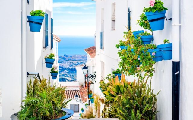 Pool Apt Calahonda 2 With Sea View