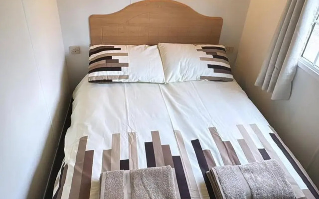 Llanarmon-yn-ial 3-bed Caravan, Sleeps 6