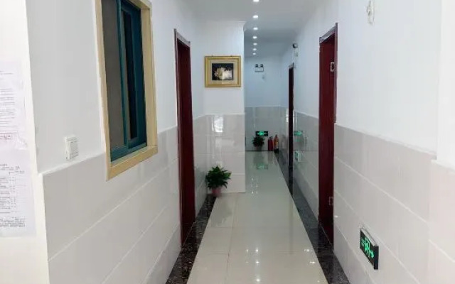 Jinding Hotel (Nanjing South Railway Station Hongyun Avenue Subway Station)