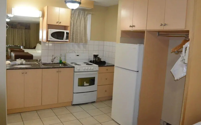 Econo Lodge Inn & Suites