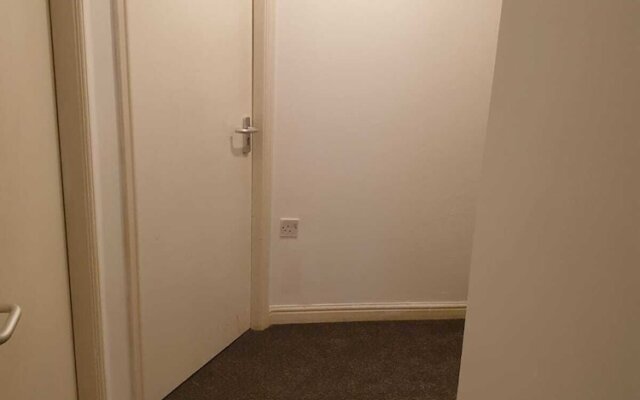2 Bed Apartment B70 off M6 With Free Parking