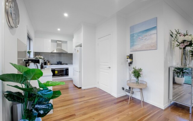 AU.JOY 3 Bed Townhouse Burwood 3