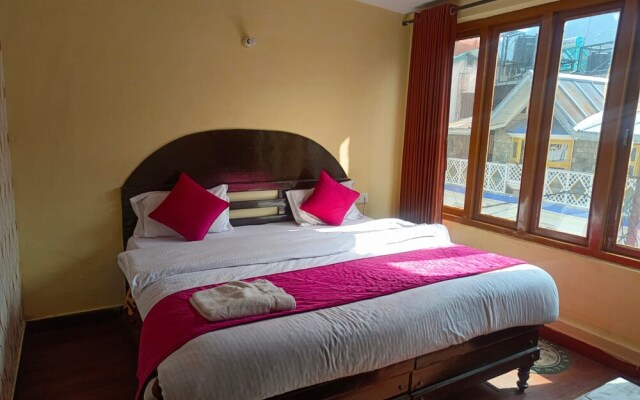 Goroomgo Chand Regency Nainital