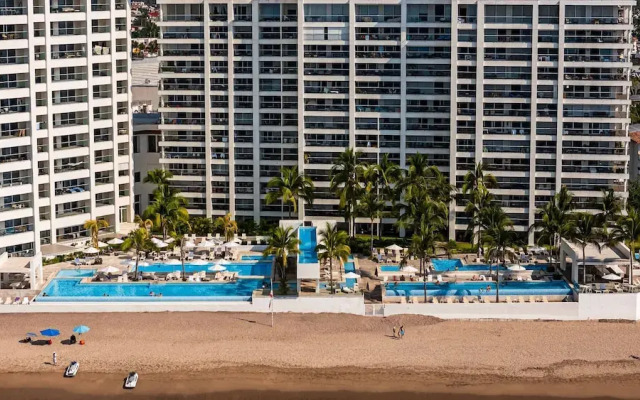 Oceanfront 1BR With Balcony - Sea View Pools