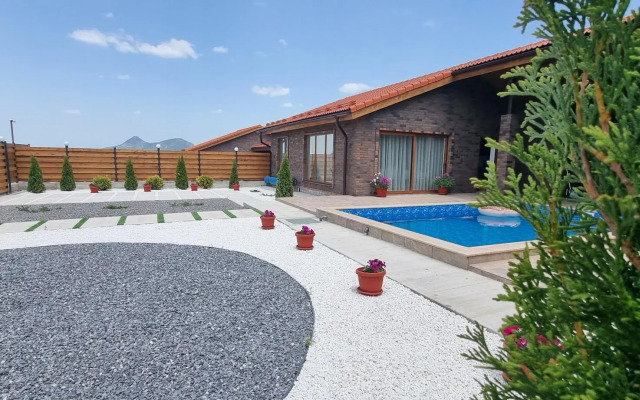 Guest House No. 1 Four Seasons