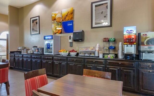 COMFORT INN &amp; SUITES