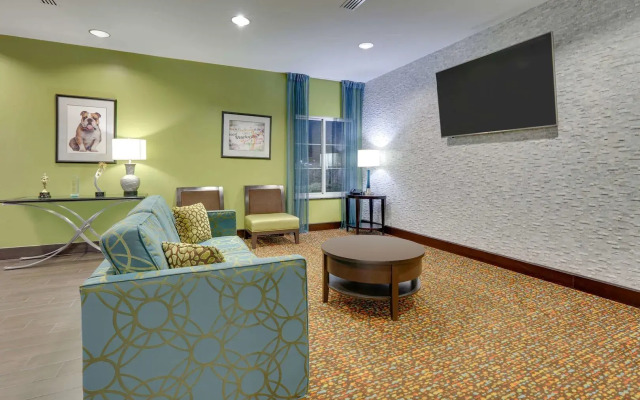La Quinta Inn & Suites by Wyndham Starkville at MSU