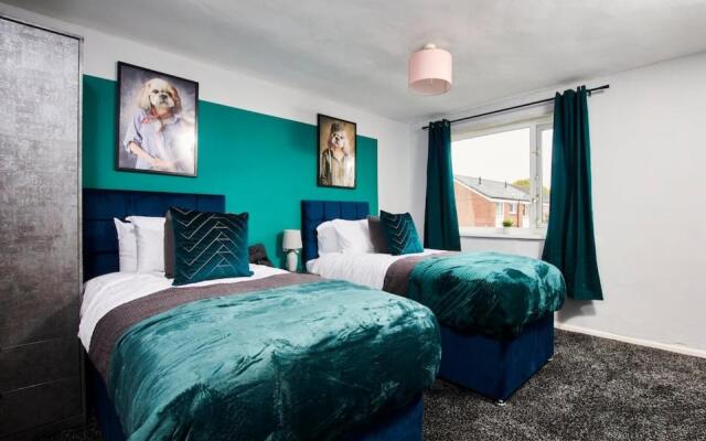 Sleek and Stylish 3 Bed House - Great Location