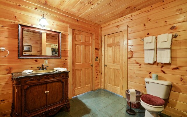 Spacious Cubby Bear Cabin with Private Hot Tub by Redawning