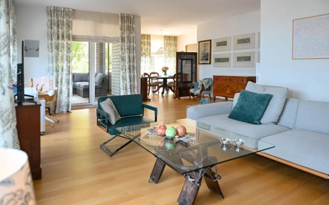 One & Only Lake View Apartment